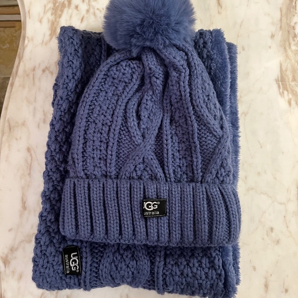 UGG BlueBerry  pom pom hat infinity scarf set NWT - Picture 2 of 4